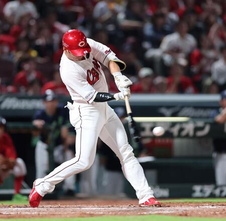 　７回、左翼線を破る２点タイムリー二塁打を放つ中村奨（撮影・市尻達拡）