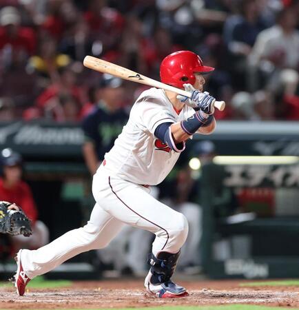 　７回、左中間へのタイムリー二塁打を放つ野間（撮影・市尻達拡）