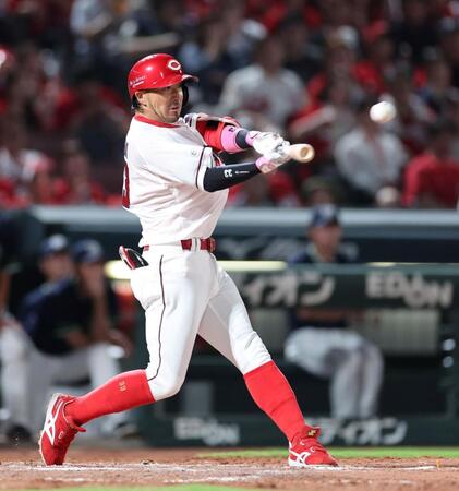 　７回、左越え二塁打を放つ菊池（撮影・市尻達拡）