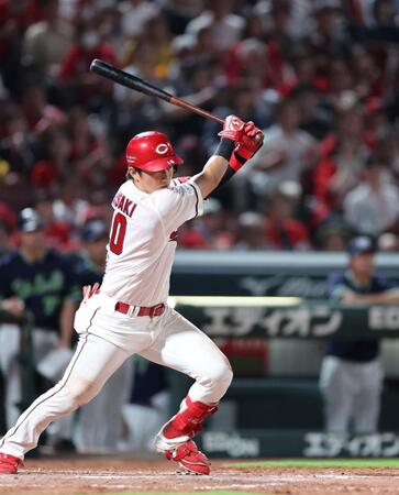 　７回、右前タイムリーを放つ佐々木（撮影・市尻達拡）