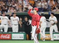 　８回、勝ち越しを許した島内（撮影・石井剣太郎）