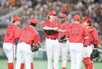 　６回、大瀬良（中央）のもとに集まる広島ナイン（撮影・石井剣太郎）