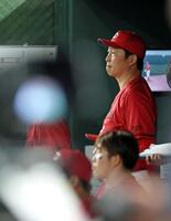 　９回、ベンチで厳しい表情の新井監督（撮影・石井剣太郎）