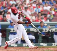 　５回、２ランを放つファビアン（撮影・市尻達拡）