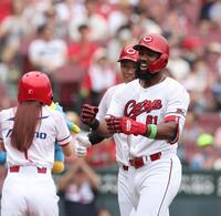 　５回、左越え２ランを放ち、スラィリー人形を受け取るファビアン。後方は中村奨（撮影・市尻達拡）