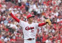 　３回、ボスラーの飛球を好捕した中村奨のプレーに、両手を広げる常広（撮影・市尻達拡）