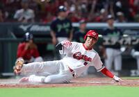 　５回、菊池の左翼線へのタイムリー二塁打で、一塁から一気に生還する秋山（撮影・市尻達拡）