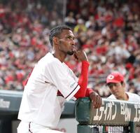 　６回の攻撃中、スコアボードに視線を送るアドゥワ（撮影・市尻達拡）