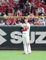 　６回、オスナの飛球を落球するタイムリー失策を犯し、立ち尽くす秋山（撮影・市尻達拡）