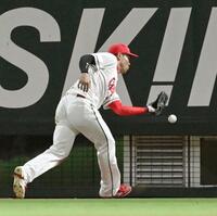 　６回、オスナの飛球を落球する秋山