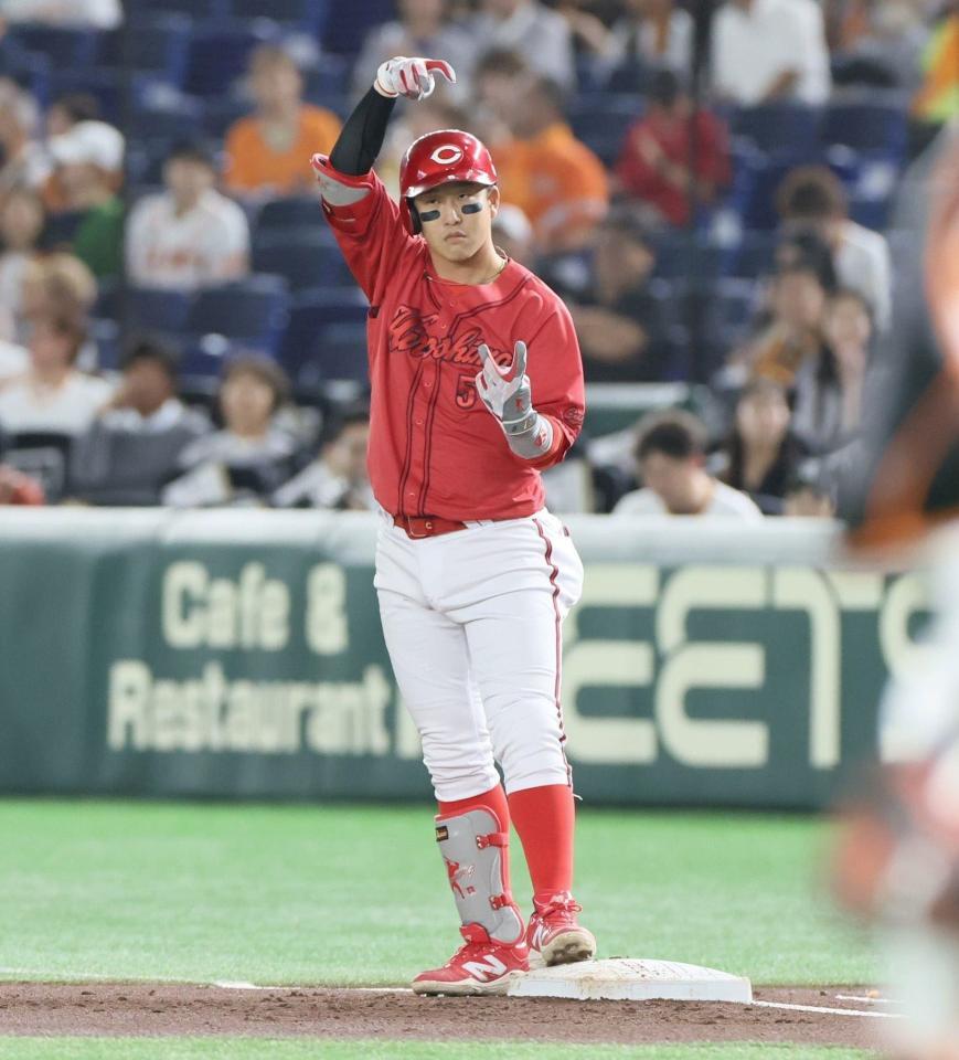 　１回、先制適時打を放った小園（撮影・石井剣太郎）