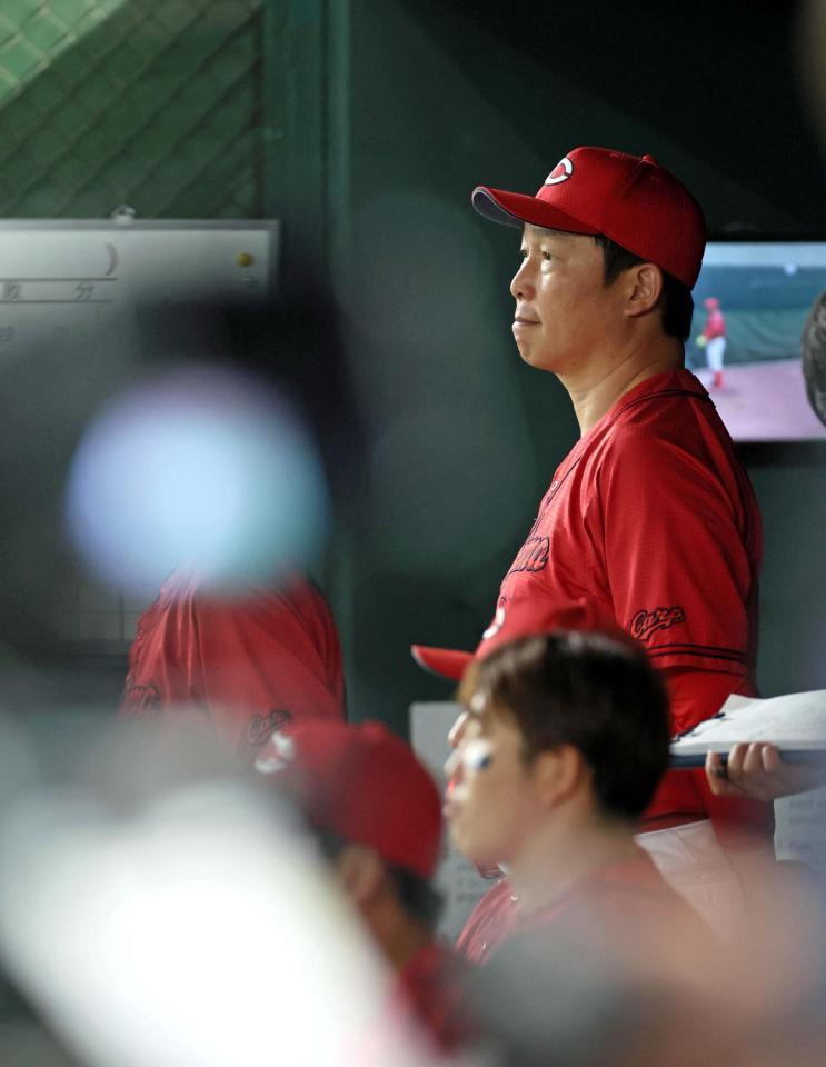 　９回、ベンチで厳しい表情の新井監督（撮影・石井剣太郎）