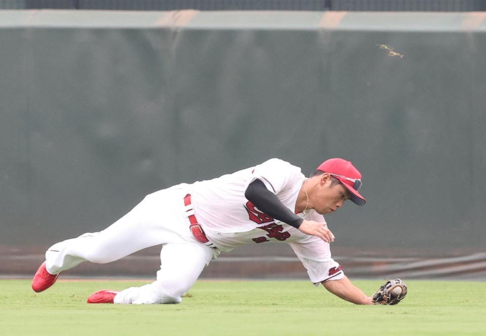 　４回、ボスラーの飛球を好捕する中村奨（撮影・市尻達拡）