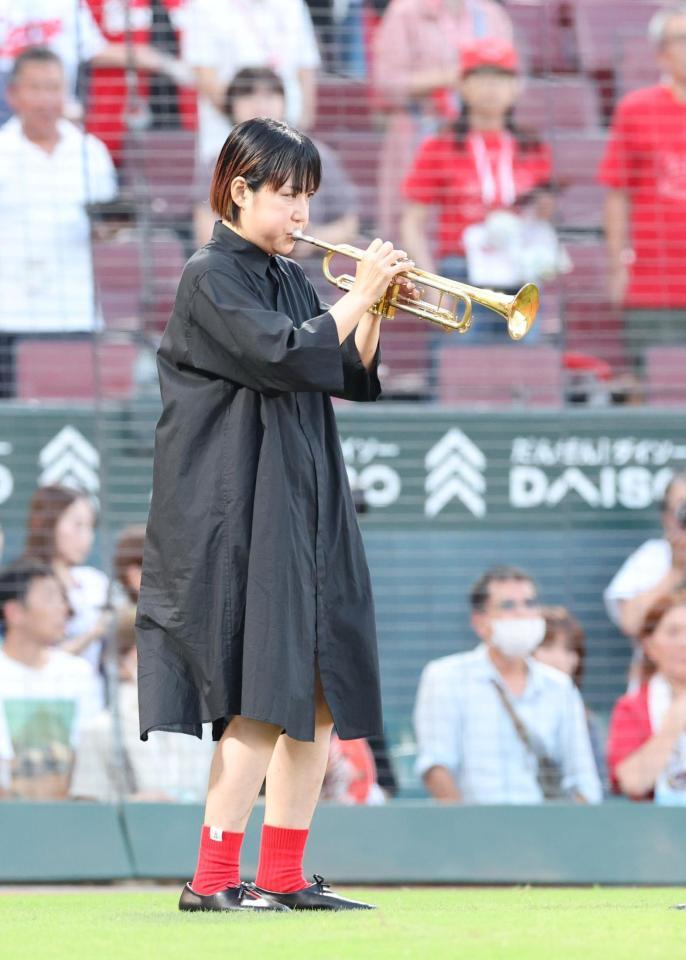 　国歌演奏をするファンファンさん（撮影・市尻達拡）