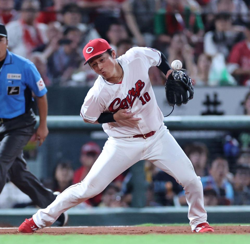 　６回、北村の打球がイレギュラーし、左前２点タイムリー二塁打とする佐々木（撮影・市尻達拡）