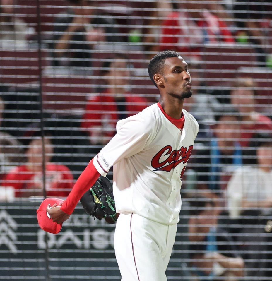 　６回、内山に２点タイムリー二塁打を許し、マウンドに戻るアドゥワ（撮影・市尻達拡）