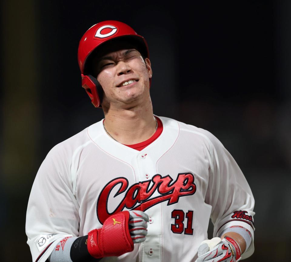 　７回、好機で二ゴロに倒れ、顔をしかめる坂倉（撮影・市尻達拡）