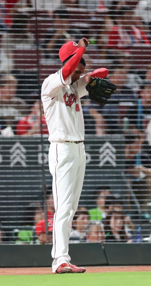 　６回、内山に２点タイムリー二塁打を許し、うつむくアドゥワ（撮影・市尻達拡）