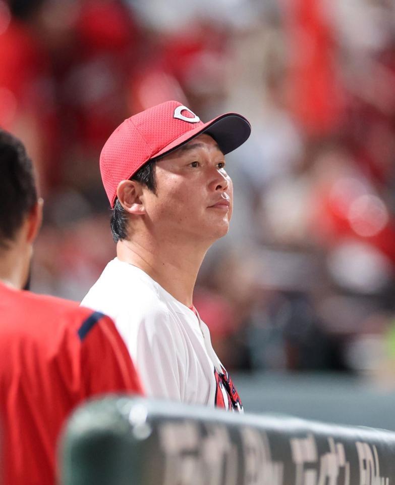 　７回の守備を終え、スコアボードに視線を送る新井監督（撮影・市尻達拡）