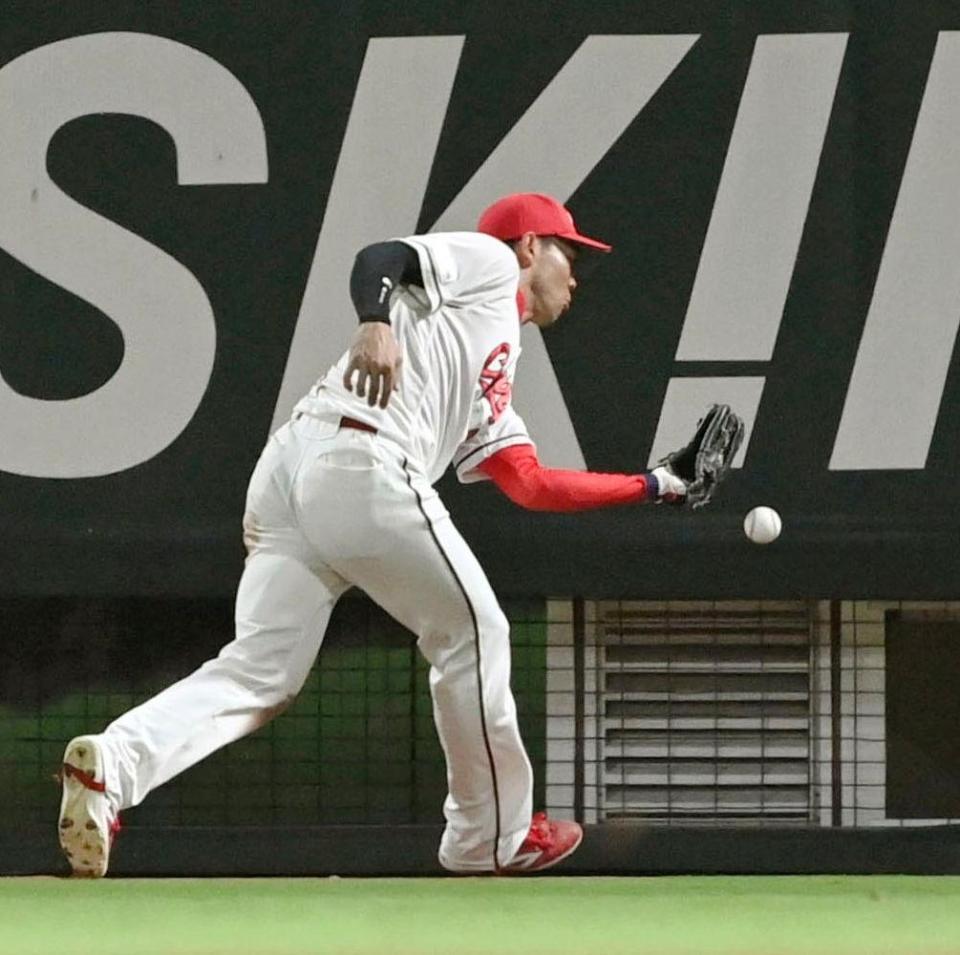 　６回、オスナの飛球を落球する秋山