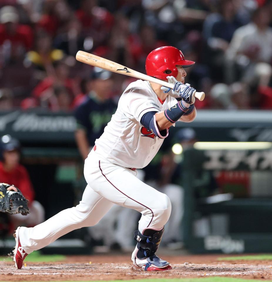 　７回、左中間へのタイムリー二塁打を放つ野間（撮影・市尻達拡）