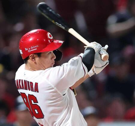 　５回、中前タイムリーを放つ中村奨