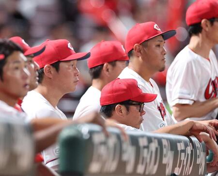 　７回、ベンチからグラウンドを見つめる新井監督（左から３人目）（撮影・市尻達拡）