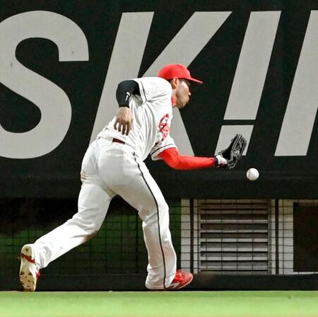　６回、オスナの飛球を落球
