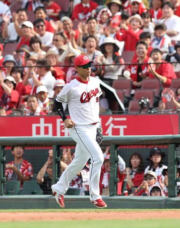 　３回、青柳をライトゴロに仕留める秋山（撮影・市尻達拡）