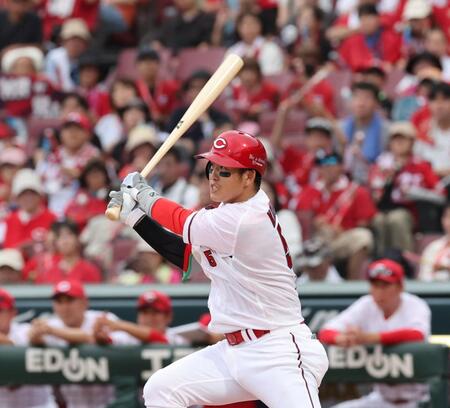 　６回、中前２点タイムリーを放つ小園（撮影・市尻達拡）