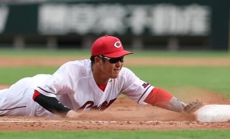 　５回、浜田のライナーを捕球語後、併殺を狙い、飛び込んで三塁ベースをタッチする小園（撮影・市尻達拡）