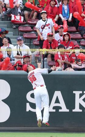 　７回、内山の飛球を好捕する中村奨（撮影・市尻達拡）