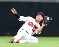 　５回、北村恵の飛球を好捕する中村奨（撮影・市尻達拡）