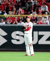 　６回、まさかのエラーに、ぼう然と立ち尽くす秋山（撮影・市尻達拡）