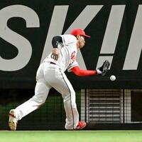 　６回、オスナの飛球を落球