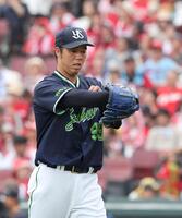 　１回、４失点しうつむいてベンチに下がる青柳（撮影・市尻達拡）