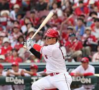 　６回、中前２点タイムリーを放つ小園（撮影・市尻達拡）