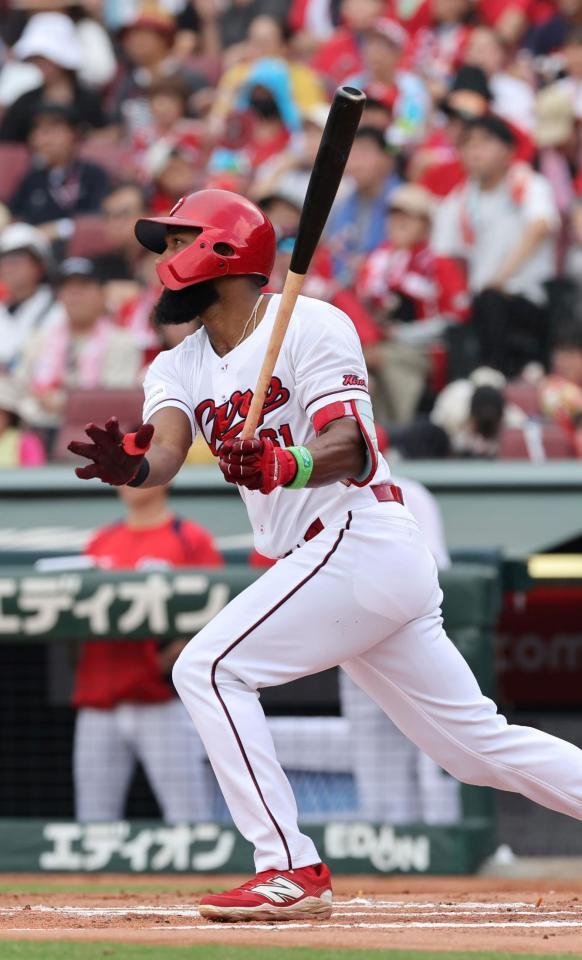 　１回、中前タイムリーを放つファビアン（撮影・市尻達拡）