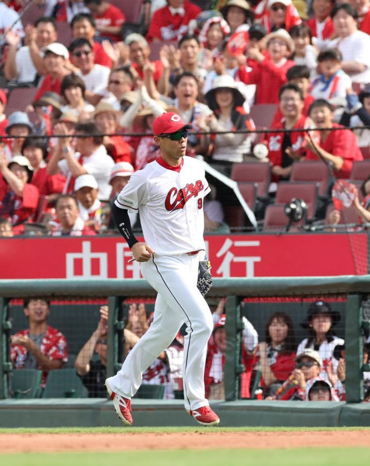 　３回、青柳をライトゴロに仕留める秋山（撮影・市尻達拡）