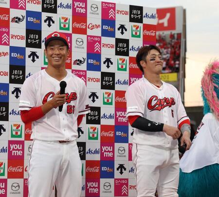 　小園と上がったお立ち台で、笑顔を見せる玉村（撮影・市尻達拡）
