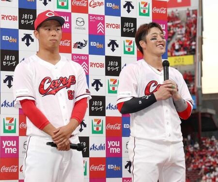 　玉村と上がったお立ち台で、笑顔をみせる小園（撮影・市尻達拡）