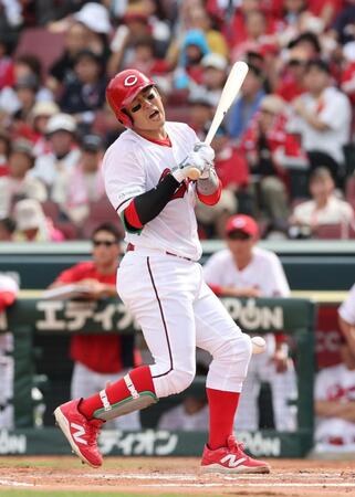 　２回、右足付近への死球で、もん絶する小園（撮影・市尻達拡）