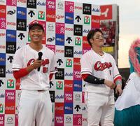 　小園と上がったお立ち台で、笑顔を見せる玉村（撮影・市尻達拡）