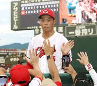 　ファンとタッチを交わす玉村（撮影・市尻達拡）