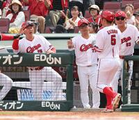 　１回、生還した小園を出迎える新井監督（撮影・市尻達拡）