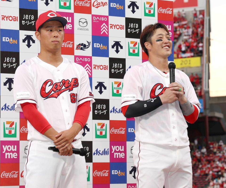 　玉村と上がったお立ち台で、笑顔をみせる小園（撮影・市尻達拡）