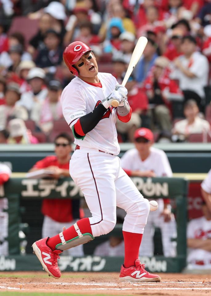 　２回、右足付近への死球で、もん絶する小園（撮影・市尻達拡）