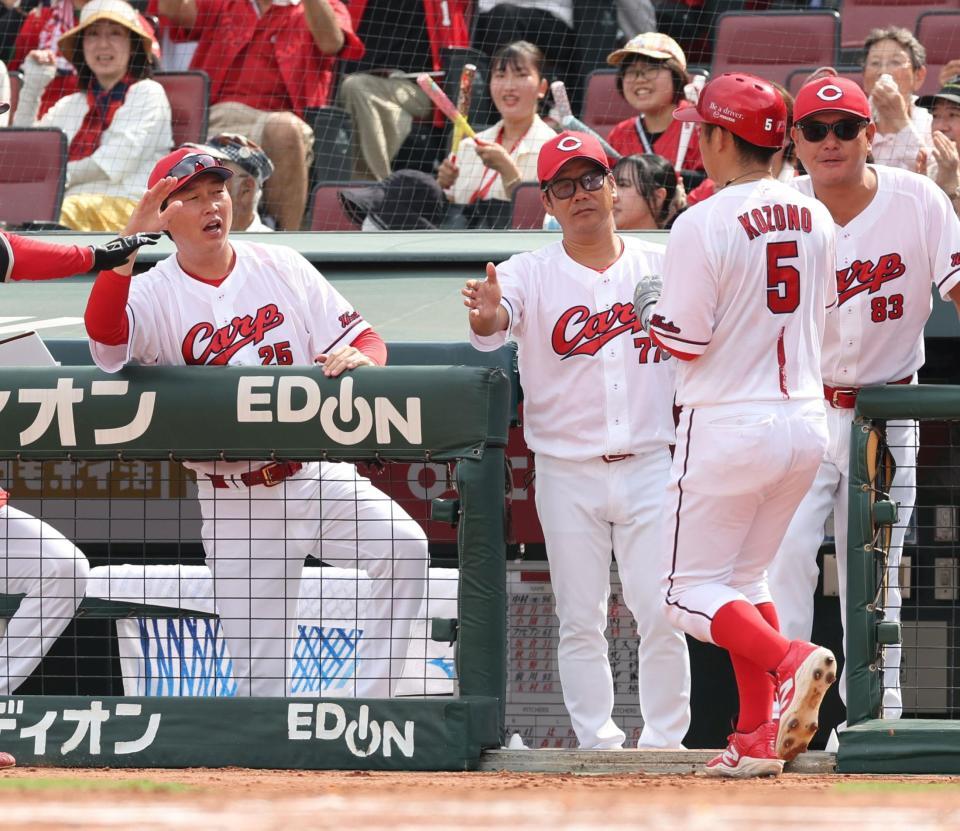 　１回、生還した小園を出迎える新井監督（撮影・市尻達拡）