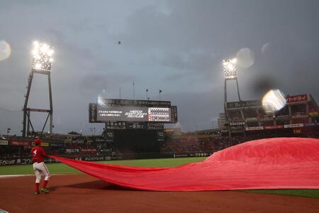 　試合前、雨が降り出す（撮影・田中太一）