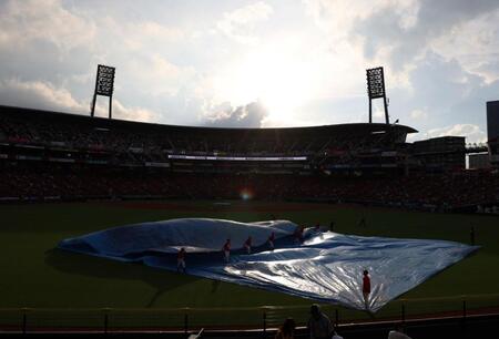 　試合開始前、シートを取り除く（撮影・北村雅宏）